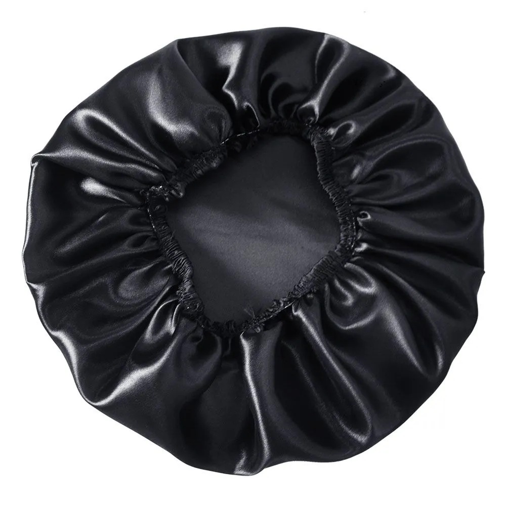 TOUCA SIMPLES DE CETIM PRETO.